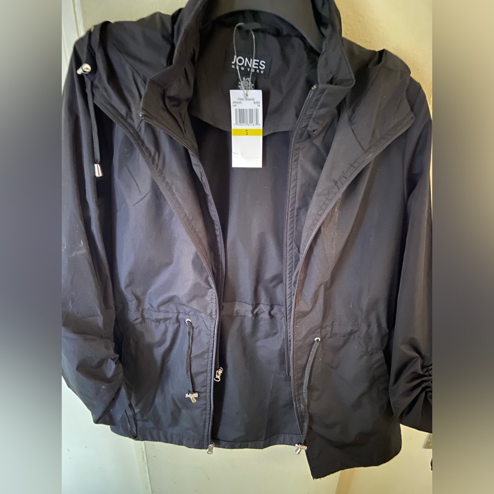 Jones New York Women’s lightweight windbreaker with hood. Size S. New.